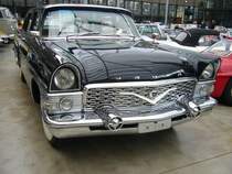 GAZ-13 Tschaika, gebaut von 1958 bis 1981. Der GAZ-13 wurde auf der Weltausstellung Brüssel im Jahr 1958 vorgestellt. Das Auto hatte den Beinamen Tschaika (Möwe) bekommen. Ähnlichkeiten der Karosserie mit dem 1956´er Packard Clipper sind wohl rein  zufällig . Angetrieben wird der Wagen von einem V8-Motor mit einem Hubraum von 4890 cm³ und einer Leistung von 190 PS. Zum Vergleich hänge ich noch ein Foto eines Packard Clipper 1955/1956 an. Classic Remise Düsseldorf am 23.02.2020.