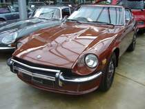 Datsun 240Z  Fairlady , der Baujahre 1973 bis 1975. Ab Ende 1973 wurde der 240Z auch in Deutschland angeboten. Er war ein klassischer Zweisitzer nach dem gültigen Sportwagenideal jener Zeit. Ein Tester schrieb mal Nippons E-Type zum Preis eines MG B. Teilweise produzierte Datsun 60.000 Z Modelle pro Jahr. Davon gingen rund 80% in den Export in die USA. 1973 kostete ein 240Z in Deutschland DM 17.600,00. Dafür bekam der Käufer ein ausgereiftes Sportcoupe, das von einem Sechszylinderreihenmotor angetrieben wird, der aus einem Hubraum von 2393 cm³ 130 PS leistet. Die Höchstgeschwindigkeit lag bei 200 km/h. Classic Remise Düsseldorf am 23.022020.