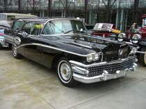 Buick Series 60 Century Caballero Estate Wagon aus dem Jahr 1958 im Farbton carlsbad black. Im Modelljahr 1958 konnten die Kombimodelle von Buick nur aus der Basisreihe Special 40 und der, in der Mitte angesiedelten Reihe Century 60, bestellt werden. Auch in diesem Jahr konnten die Autos durch diverse Ausstattungspakete, wie z.B.  Caballero  aufgewertet werden. Für ein solches Kombimodell waren im Jahr 1958 mindestens US$ 3706,00 zu berappen. Dafür bekam man ein geräumiges Kombifahrzeug mit einem V8-Motor, der aus einem Hubraum von 5962 cm³ 300 PS leistet und mit einer Dynaflow-Getriebeautomatic ausgerüstet ist. Classic Remise Düsseldorf am 23.02.2020.
