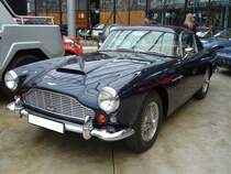 Aston Martin DB4. Gebaut wurden von 1958 bis 1963 1.185 Fahrzeuge in 5 Serien. Dieser DB4 ist ein Fahrzeug der fünften und letzten Serie. Das DB in der Typenbezeichnung steht übrigens für David Brown, den Eigentümer/Gründer der Firma Aston Martin. Der Sechszylinderreihenmotor hat einen Hubraum von 3670 cm³ und leistet 243 PS. Die Höchstgeschwindigkeit betrug, je nach Getriebeübersetzung, zwischen 210 Km/h und 225 km/h. Classic Remise Düsseldorf am 23.02.2020.