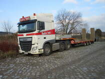 Am 13.Dezember 2019 brachte dieser DAF einen Zweiwegebagger zum Bahnhof nach Bergen/Rügen.