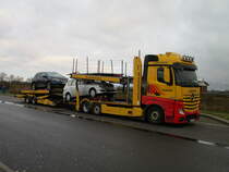 Mercedes Benz Autotransporter auf dem Rastplatz Rügenblick am 11.Januar 2020.