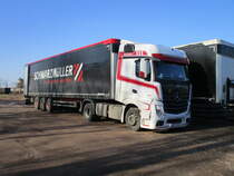 Am Bahnhof Szczecin Gumience stand,am 08.Februar 2020,dieser Mercedes Benz Sattelzug.