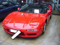 Honda NSX der Baureihe NA1 aus dem Modelljahr 1991. Der weitestgehend aus Aluminium bestehende NSX kam 1990 auf den Markt. Im Fahrwerk dieses Modelles waren sogar Komponenten aus dem Formel 1 Modell der Marke Honda verbaut. Der V6-Motor hat einen Hubraum von 2977 cm³ und leistet 274 PS. Classic Remise Düsseldorf am 23.02.2020.