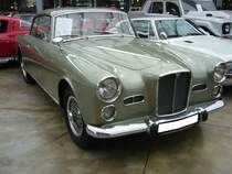 Alvis TD21 MK1 Special Coupe mit einem Aufbau vom Karosseriewerk Graber aus Wichtrach bei Bern. Der abgelichtete TD21 MK1 wurde im Jahr 1961 gebaut und in die Schweiz erst ausgeliefert. Zuätzlich zur Sonderkarosserie bestellte der Erstbesitzer auch ein sogenanntes  Nardi-Kit  mit. Das bedeutet die attraktiven Borrani Speichenfelgen und ein Holzlenkrad. Angetrieben wird der Wagen von einem Sechszylinderreihenmotor mit einem Hubraum von 2993 cm³ und einer Leistung von 120 PS. Die Höchstgeschwindigkeit wurde mit ca. 170 km/h angegeben. Classic Remise Düsseldorf am 23.02.2020.