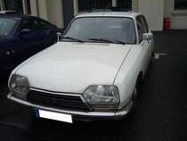 Citroen GS Pallas, gebaut im Citroen-Werk Rennes von 1972 bis 1986. Der GS wurde bereits 1970 vorgestellt. Der Motor war als luftgekühlter Vierzylinderboxermotor konzipiert und hat einen Hubraum von 1015 cm³ mit einer Leistung von 54 PS. Aus dem Modell DS wurde die hydropneumatische Federung in vereinfachter Form verbaut. Die für die damalige Zeit ungewöhnlich stromlinienförmige Karosserie ermöglichte einen geringen Kraftstoffverbrauch und überdurchschnittlich hohe Höchstgeschwindigkeiten. Der Wagen ist übrigens im Farbton blanc maije lackiert. Die Ausstattungsversion Pallas war besonders luxuriös. Sie enthielt unter anderem einen Drehzahlmesser, Velourssitze, ein Fünfganggetriebe, sowie Kartenleselampen. Der Preis betrug im Februar 1981 14.990 DM. Besucherparkplatz der Düsseldorfer Classic Remise am 23.02.2020.