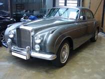 Bentley S2 Continental mit einer Flying Spur Karosserie von Mulliner coachworks/London. Das Modell S2 wurde von 1959 bis 1962 produziert. Da der gezeigte Bentley 1961 in die USA  ausgeliefert wurde, ist er natürlich ein LHD. Von den links gelenkten Continental S2 Modellen wurden nur 52 Stück gebaut. Der V8-Motor hat einen Hubraum von 6230 cm³ und leistet 188 PS. Classic Remise Düsseldorf am 23.02.2020.