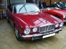 Jaguar XJ Coupe 5.3 Litre der Series 2. Dieses Modell wurde 1973 vorgestellt und verkaufte sich bis 1979 genau 1855 mal. Das abgelichtete XJ Coupe wurde 1978 an den Bonner Rennfahrer Hans Blatzheim ausgeliefert. Nach dessen Unfalltod auf dem Nürburgring meldete seine Witwe das Auto auf sich um. Die  Katze aus Coventry  ist, mit der damals stärksten lieferbaren Motorisierung ausgestattet, einem V12-Motor mit einem Hubraum von 5343 cm³ und einer Leistung von 269 PS. Die Höchstgeschwindigkeit gab Jaguar damals mit 225 km/h an. Classic Remise Düsseldorf am 23.02.2020.