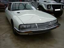 Citroen SM im Farbton blanc meije, gebaut von 1970 bis 1975. Von diesem Typ wurden 12.920 Exemplare gebaut. Das SM in der Typbezeichnung soll Serie Maserati heißen, da die V6-Motoren mit 2675 cm³ Hubraum und 170 PS Leistung, bzw. 2965 cm³ und 180 PS von Maserati stammten. Konstruiert wurden die Motoren durch den genialen Giulio Alfieri. Classic Remise Düsseldorf am 23.02.2020.