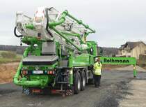 =MB Arocs-Betonpumpenfahrzeug der Firma ROTHMANN wird für den nächsten Auftrag eingerichtet, 12-2019