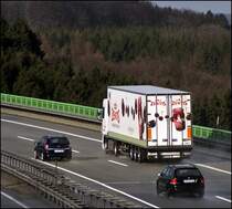 Die Fahrzeugflotte von ZENTIS ist schon von weiten, durch die Fruchtwerbung, zu erkennen. Hier �berquert ein DAF XF105.410 die Bremecke Talbr�cke. 