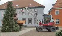 =Takeuchi TB 295 vom Bauhof der Stadt Hünfeld beim Abbau des Weihnachtsbaumes an der St. Jakobuskirche, 01-2020