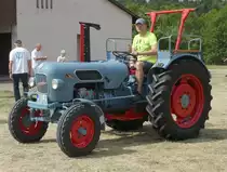=Eicher Königstiger rollt über das Ausstellungsgelände beim Oldtimertreffen in Ostheim, 07-2019