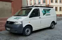 =VW T 5 von STAAB-Dachbau steht im Dezember 2019 in Würzburg