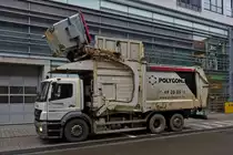 Mercedes Benz 2533 Müllfahrzeug, hief den Müllcontainer über die Fahrzeugfront, um diese in die geöffnete Klappe in die Müllpresse zu entleeren. 03.2020