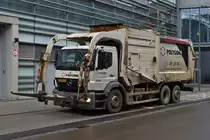 Mercedes Benz 2533 Müllfahrzeug, wartet mit geöffneten Greifarmen auf den nächsten Müllcontainer. 03.2020