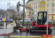 TAKEUCHI TB250 Kompakt-Hydraulikbagger am 06.03.20 Straßenbaustelle Berlin Pankow.
