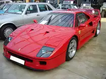 Ferrari F40. Der F40 kam im Jahr 1987, zum 40-jährigen Jubiläum der Marke aus Maranello, auf den Markt. Man konnte den Supersportwagen nicht einfach so bestellen, sondern man musste langjähriger Ferrari-Kunde sein. Der Kaufpreis, ohne Extras, lag bei DM 444.000,00. Der V8-Motor mit Bi-Turboladern hat einen Hubraum von 2936 cm³ und leistet in der Serienversion 478 PS. Classic Remise Düsseldorf am 24.02.2018.