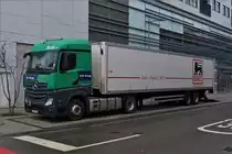 Mercedes Benz Actros mit Sattelauflieger steht zum Be- und Entladen bei einem Lager. 03.2020