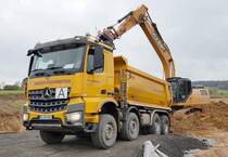 =MB Arocs von WEIDER-Erdarbeiten steht zur Beladung in Petersberg-Marbach, 11-2019