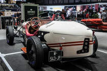 Die Firma Devinci produziert Autos im 1930ern Rennwagen-look, mit Elektroantrieb, hier ist die Devinci Adele in weiß zu sehen. Autosalon Genf, 2019.