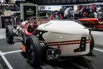 Die Firma Devinci produziert Autos im 1930ern Rennwagen-look, mit Elektroantrieb, hier ist die Devinci Adele in weiß zu sehen. Autosalon Genf, 2019.