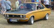 =Opel Manta rollt auf dem Ausstellungsgelände beim Oldtimertreffen in Ostheim, 07-2019