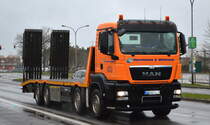 Ein MAN TGS 35.400 Transport-LKW für Mietbaumaschinen der Fa. Herrmann & Wittrock aus Berlin am 10.03.20 Schönefeld.