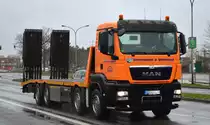Ein MAN TGS 35.400 Transport-LKW für Mietbaumaschinen der Fa. Herrmann & Wittrock aus Berlin am 10.03.20 Schönefeld.
