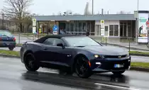 Chevrolet Camaro Cabriolet (Sportwagen) in schwarz wie er seit 2015 auf dem Markt ist am 10.03.20 Schönefeld.