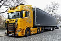 Scania S 650 Sattelzug der KSB -Spedition, fahrerseitig, Berlin im März 2020.