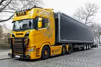 Scania S 650 Sattelzug der KSB -Spedition, fahrerseitig, Berlin im März 2020.