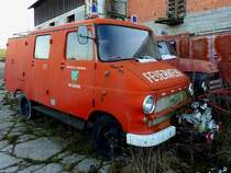 OPEL-Blitz (im Doppelpack) ehemalige Feuerwehrfahrzeuge stehen zur Restauration bereit; 200208 