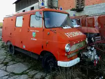 OPEL-Blitz (im Doppelpack) ehemalige Feuerwehrfahrzeuge stehen zur Restauration bereit; 200208 