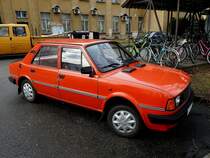 SKODA 105L, 
wurden im Zeitraum von 1976 bis 1990 mit einer Leistung von 33,1–46 kW gebaut.
(Bahnhofvorplatz von Ceske-Velenice) 200305)