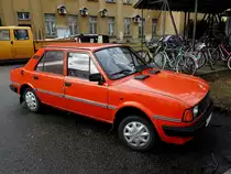 SKODA 105L, 
wurden im Zeitraum von 1976 bis 1990 mit einer Leistung von 33,1–46 kW gebaut.
(Bahnhofvorplatz von Ceske-Velenice) 200305)