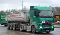 Die Fa. BEHRENS BAUSTOFFE mit einem Sattelkipper mit MB ACTROS 1845 Zugmaschine am 13.03.20 Berlin Marzahn. 
