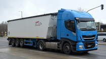 Polnischer Sattelkipper mit IVECO 460 PS Zugmaschine mir hochwandigem Kipperauflieger vom Hersteller Fahrzeugbau KEMPF GmbH am 13.03.20 Berlin Marzahn.