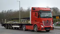 Sattelzug mit flachem Transport-Auflieger der Fa. Traveland Trans mit MB ACTROS 1845 Zugmaschine am 13.03.20 Berlin Marzahn.