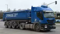 PKS Logistik GmbH mit einem Sattelkipper mit einer IVECO STRALIS 460 PS E6 Zugmaschine am 13.03.20 Berlin Marzahn.