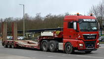 Winzler GmbH Spedition und Baustoffhandel mit einer leeren Ladebrücke als Sattelzug mit dreiachsiger MAN TGX 26.540 Zugmaschine am 13.03.20 Berlin Marzahn. 
