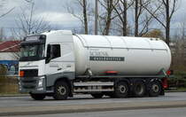 Ein VOLVO FM 420 Tanklaster für Druckgas mit Sonnendach der Firma SCHENK GASLOGISTICS (UN-NR.: 23/1965 = 	Kohlenwasserstoffgas, Gemische, verflüssigt, N.A.G. (Gemisch A, A 01, A 02, A 0, A 1, B 1, B 2, B oder C)) am 13.03.20 Berlin Marzahn.