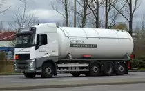 Ein VOLVO FM 420 Tanklaster für Druckgas mit Sonnendach der Firma SCHENK GASLOGISTICS (UN-NR.: 23/1965 = 	Kohlenwasserstoffgas, Gemische, verflüssigt, N.A.G. (Gemisch A, A 01, A 02, A 0, A 1, B 1, B 2, B oder C)) am 13.03.20 Berlin Marzahn.