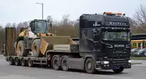 Korduan Transporte GmbH mit einem Baumaschinentransport mit dreiachsiger SCANIA R520 Zugmaschine mit Tiefladebrücke und schwerem LIEBHERR L 566/L 576? Radlader darauf am 13.03.20 Berlin Marzahn. 