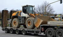 Ein schwerer LIEBHERR L 566 oder L 576? Radlader auf Tiefladebrücke am 13.03.20 Berlin Marzahn.