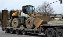Ein schwerer LIEBHERR L 566 oder L 576? Radlader auf Tiefladebrücke am 13.03.20 Berlin Marzahn.