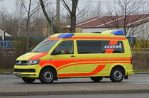 Sankra Krankentransport GmbH aus Berlin mit einem VW Krankentransportfahrzeug am 13.03.20 Berlin Marzahn.
