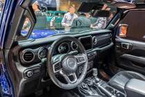 Interieur des 2019-er Jeep Wranger. Sitzprobe auf dem 2019-er Autosalon Genf.