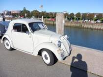 Fiat 500 B  Topolino , gebaut von 1948 bis 1949. Dante Giacosa, Fiats genialer Konstrukteur, hatte den 500´er schon im Jahr 1936 konstruiert. Es gab die Baureihe A von 1936 - 1948, die Baureihe B von 1948 - 1949 (hier waren hängende Ventile im Motor verbaut) und die optisch retuschierte Baureihe C. Lizenzproduktionen dieses Wagens liefen bei Simca in Frankreich als Modell  Cinq  und in Österreich als Steyr-Fiat 500 C. Oldtimertreffen in Büsum im September 2019.