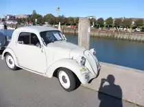 Fiat 500 B  Topolino , gebaut von 1948 bis 1949. Dante Giacosa, Fiats genialer Konstrukteur, hatte den 500´er schon im Jahr 1936 konstruiert. Es gab die Baureihe A von 1936 - 1948, die Baureihe B von 1948 - 1949 (hier waren hängende Ventile im Motor verbaut) und die optisch retuschierte Baureihe C. Lizenzproduktionen dieses Wagens liefen bei Simca in Frankreich als Modell  Cinq  und in Österreich als Steyr-Fiat 500 C. Oldtimertreffen in Büsum im September 2019.